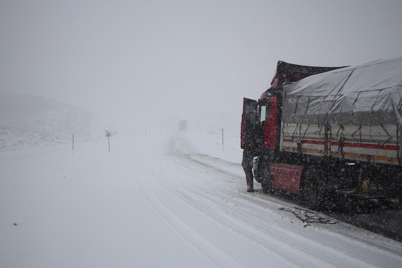 Bingöl’de yoğun kar nedeniyle araçlar mahsur kaldı